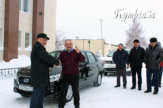 
Рустям Кираев вручил ключи от новой машины Булату Гафарову.   Фото Натальи Коршиковой
