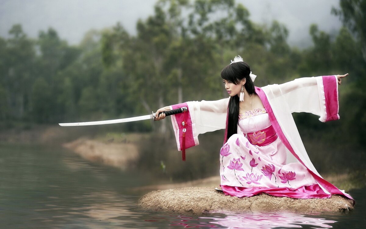 источник фото: https://www.zastavki.com/pictures/1680x1050/2014/____Japanese_girl_with_sword_065043_16.jpg