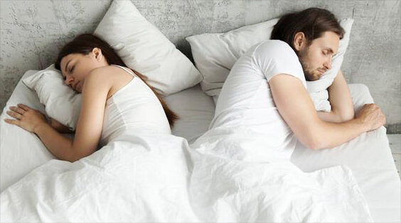 Люди спят на боку, отвернувшись друг от друга, тела не соприкасаются. Между людьми внушительное расстояние, тактильного контакта нет.