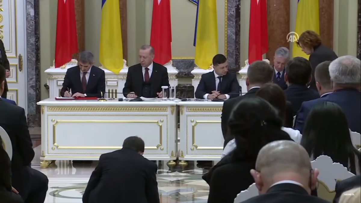 Подписание документов между украинской и турецкой делегациями. Источник: https://www.aa.com.tr/tr/dunya/zelenskiy-rusya-da-hapisteki-ukrayna-vatandaslarinin-serbest-birakilmasi-konusunda-turkiye-nin-yardimini-bekliyoruz/1723040