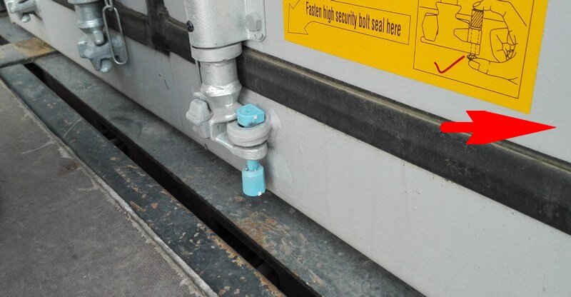 Контейнеры запечатываются пломбой, которую просто так не снимешь. Она сделана из металла и пластика