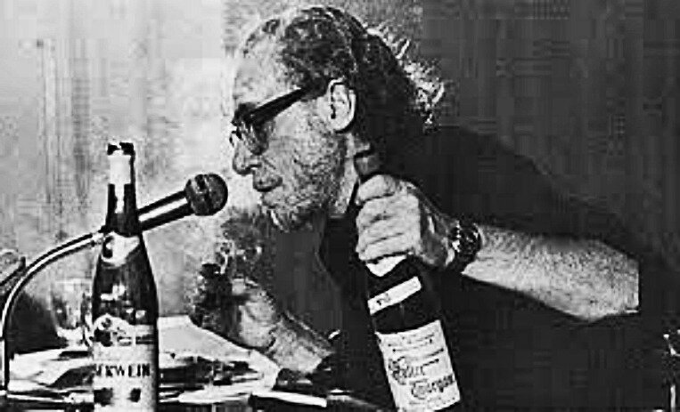 Чарльз Буковски. Этот писатель любил "накидаться", что и стало основой всего его творчества. 