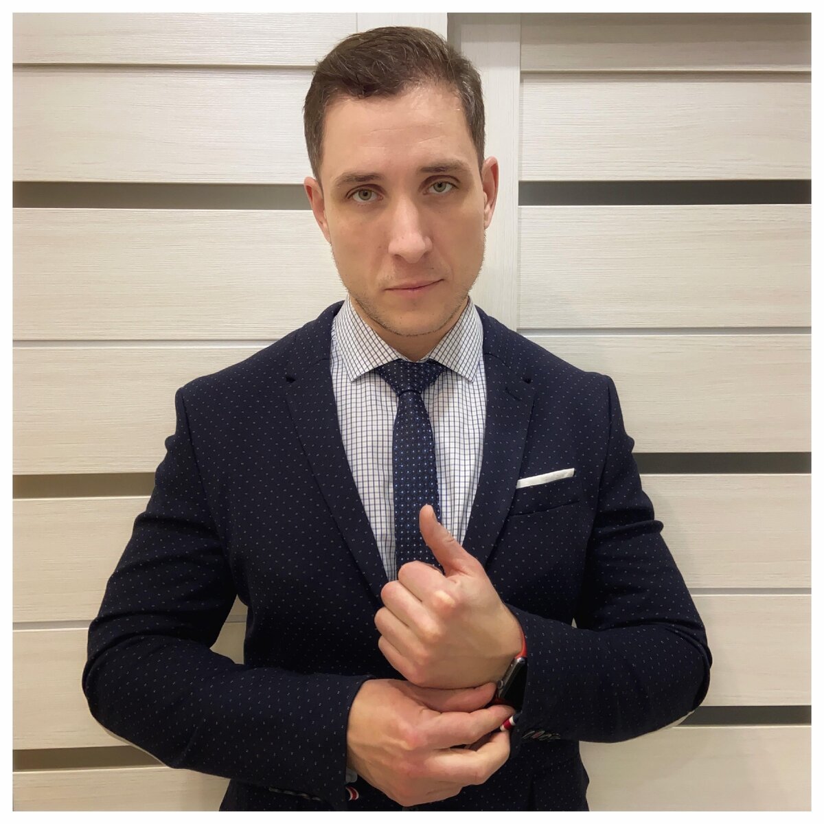 Сколько вы стоите?! Да нет, конечно, я не про деньги!!
Сколько, по-вашему, вы стоите в глазах окружающих людей?!
Наш прекрасный мир устроен таким образом, что все в нем имеет свою цену и далеко не всегда эта цена измеряется в деньгах!!
Порой для определения ценности того или иного человека как «продукта вселенной», нам необходимо взглянуть на себя как бы со стороны, оценить наше взаимодействие с ним и понять, развиваемся мы, или развивается только он, а вполне возможно, что оба давно «идете ко дну». 
Конечно, есть идеальный вариант, в котором оба партнера идут рука об руку в «светлое будущее», без малейшего ущерба, а скорее даже подталкивая по очереди один другого!!
Главное условие для это: 
-наличие общей цели
-единое понимание пути к цели
-ну и понимание «ценности» нашего партнера в совместном пути, конечно!
Если у вас так, то дальше вам вероятно читать уже не стоит, нужно просто попеременно, со своим спутником жизни, задавать инерцию для движения и считайте цель у вас в кармане. 
Ежели есть сомнения, что это не тот партнер, с которым вы хотите «финишировать», ежели есть «размытое» понимание совместной цели, тем более если общей цели вообще нет, то тут стоит задуматься о правильности выбранного пути и спутника в этом пути!!
Мне в жизни встречались разные люди с разными потребностями от отношений.
 Немало было женщин, вступавших в отношения с нелюбимым мужчиной основываясь на естественном инстинкте продолжения рода, ну что-то вроде: 
-Рожать пора, возраст же!!
Что же касается мужской половины, тот тут одним из главных, услышанных мной аргументов был:
-Я не могу быть один, не могу возвращаться в дом, где никого нет!!
И в том, и в другом случае складывается впечатление, что иногда люди соглашаются на какие-либо отношения лишь бы не оставаться одним, лишь бы не чувствовать себя невостребованными.
 Ну а потом обычно следует многолетнее «совместное рабство», а далее собственно «финиш»!!
Возвращаясь немного назад по тексту, сделаю акцент на одной из основных мыслей:
-Нужно уметь взглянуть на отношения со стороны!!
Это что-то вроде оценки, что-то вроде визуального измерения пути от точки А к точке Б и понимания, где в данный момент находитесь вы. 
Если все еще топчитесь у старта, то стоит конечно задуматься!!
А если близки к финишу, несмотря на свои претензии к партнеру, то вероятно вам и именно вам нужно пересмотреть свою ценность этого человека в своих глазах!!
Наше ЭГО любит требовать внимания исключительно к себе, что в принципе нормально, но только до тех пор, пока сквозь это «нормально» мы видим достоинства нашего партнера!! 
Как только нам кажется, что все достигнутое на данный момент принадлежит нам, а если быть более точным, все создалось благодаря нам, то именно в этот момент происходит «обесценка» нашего партнера.
В этот момент обычно начинают видеть только материальные вещи, которые появились в нашей жизни благодаря этим отношениям, забывая о том, что иногда некоторые люди меняют не столько наш материальный мир, сколько наш внутренний, благодаря которому меняется и все остальное!!
Если мы четко понимаем, что движение к намеченной цели есть, если цель так же осталась актуальна для обоих, если каждый из участников данного проекта чувствует свою причастность и сотворчество, то такие отношения способны пережить любые сложности!!
Закончить позволю себе следующей мыслью:
Никогда не стоит «обесценивать» выбранного вами партнера, а тем более себя!!
Если вы вместе, то он однозначно чего-то стоит, в противном случае именно вы не очень адекватны, ну или как вариант очень сильно «обесцениваете» себя, раз согласились на такие отношения!!
Цените себя, любите себя, доверяйте себе и никогда себя не обесценивайте!! 
