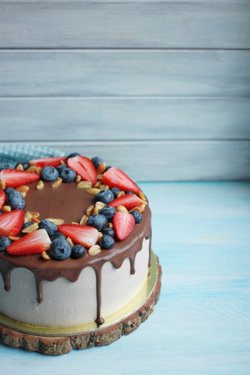 Торт "Сникерс" из курса "Вкусные низкокалорийные десерты". КБЖУ на 100 гр.: 145/11/6/13