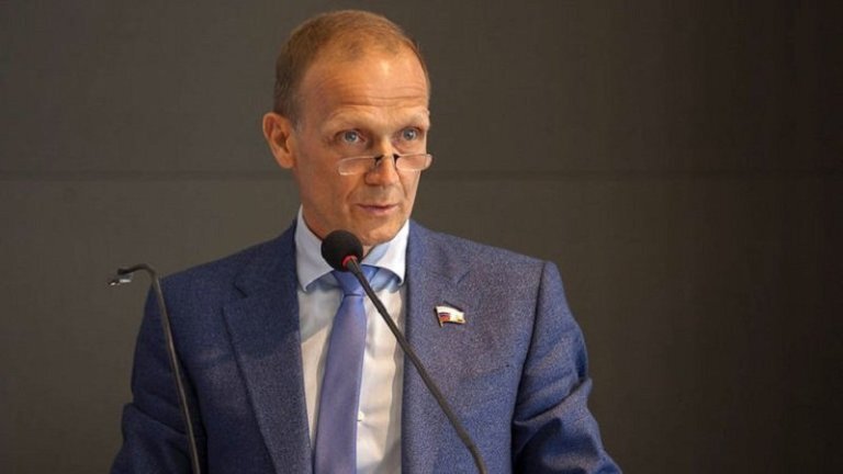 Владимир Драчев считает, что тренерский штаб сборной менять не нужно. Мол, делают они все правильно. 