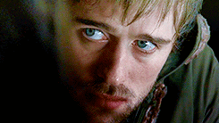 Переживает