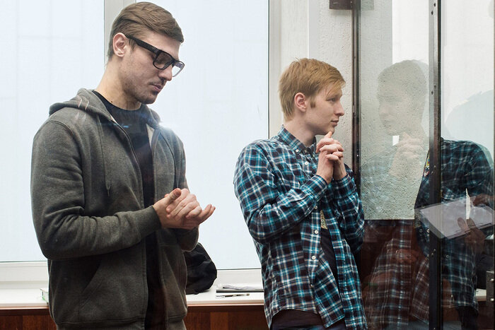  
Фигуранты дела «Сеть»* — Максим Иванкин (справа) и Дмитрий Пчелинцев (слева) в суде 
Фото: Максим Буданов / Коммерсантъ