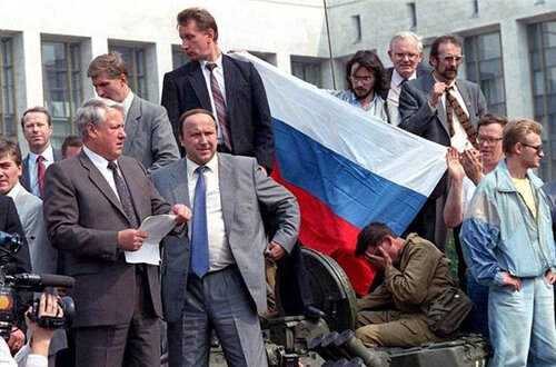 У здания Верховного Совета. 1991 г. Источник изображения: сайт: http://100.histrf.ru/