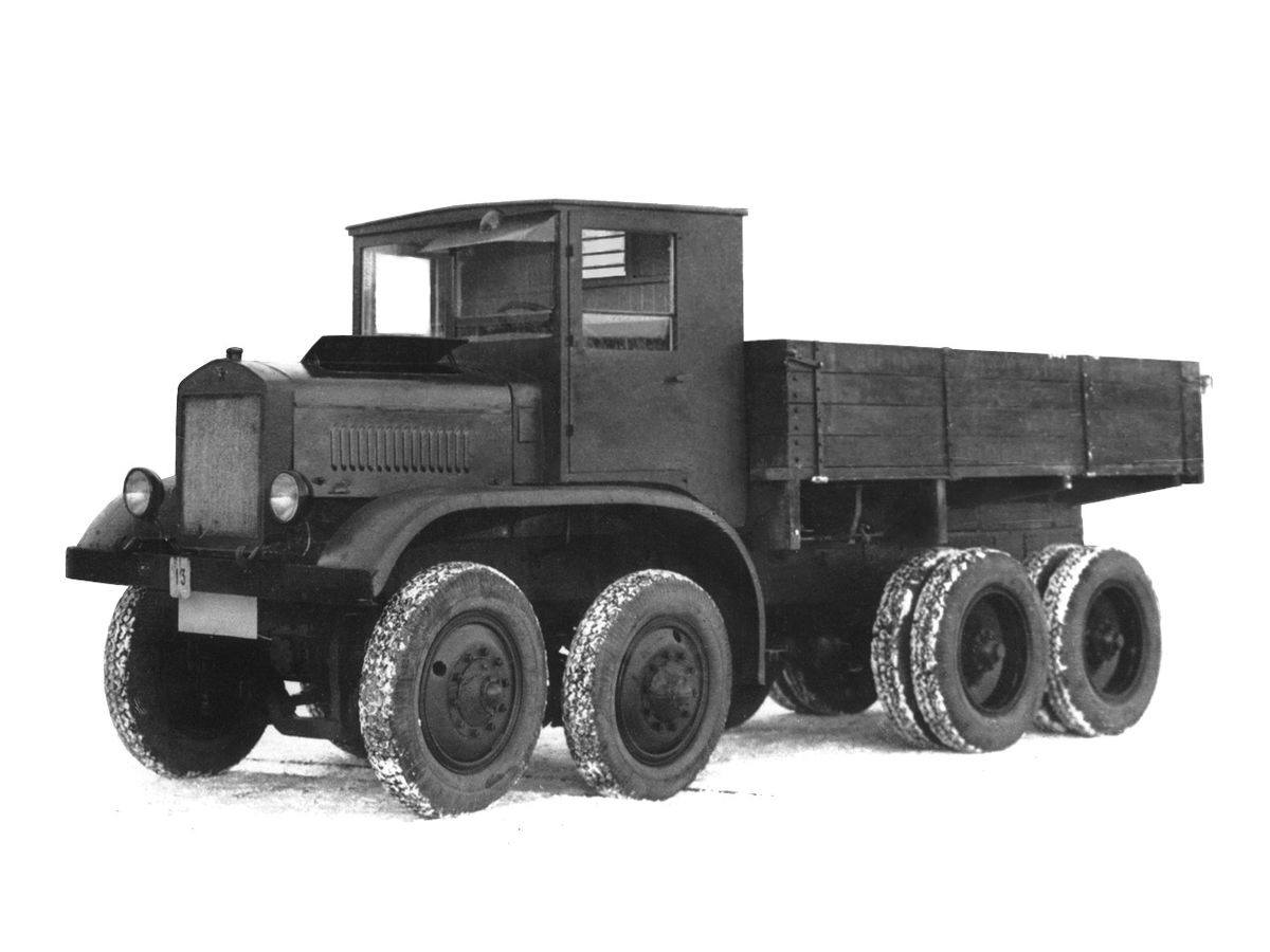 ЯГ-12 - прапрапра... дедушка современных многоосных ракетовозов (1932 год!). Так и не пошёл в серию, а как бы нам пригодились такие машины в войну таскать пушки и танки. Пришлось обходиться ленд-лизом.