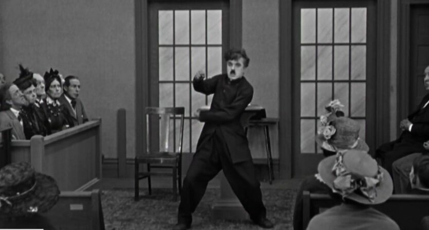 "Пастор" Чарли рассказывает пастве про Давида и Голиафа