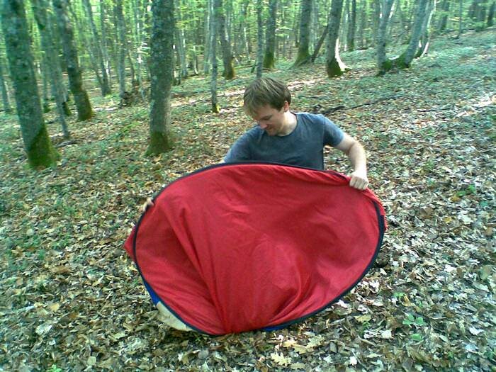 Гена пытается собрать палатку, но ничего не выходит