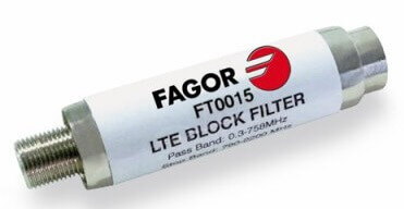 Наличие на пути цифрового сигнала помех со стороны GSM и LTE. Телефонные вышки сейчас на каждом шагу. Наверняка их в несколько раз больше телебашен. В 1/3 случаев, сигналы начинают пропадать как раз из-за них. Однако эту проблему можно решить. Для этого к Вашей цифровой антенне необходимо докупить фильтр, который будет защищать Вас от GSM и LTE сигналов, создающих помеха. Стоит самый простой переходник в районе 600-800 рублей. Подключается как посредник между разъемом антенны и телевизора.
Так выглядит фильтр GSM и LTE