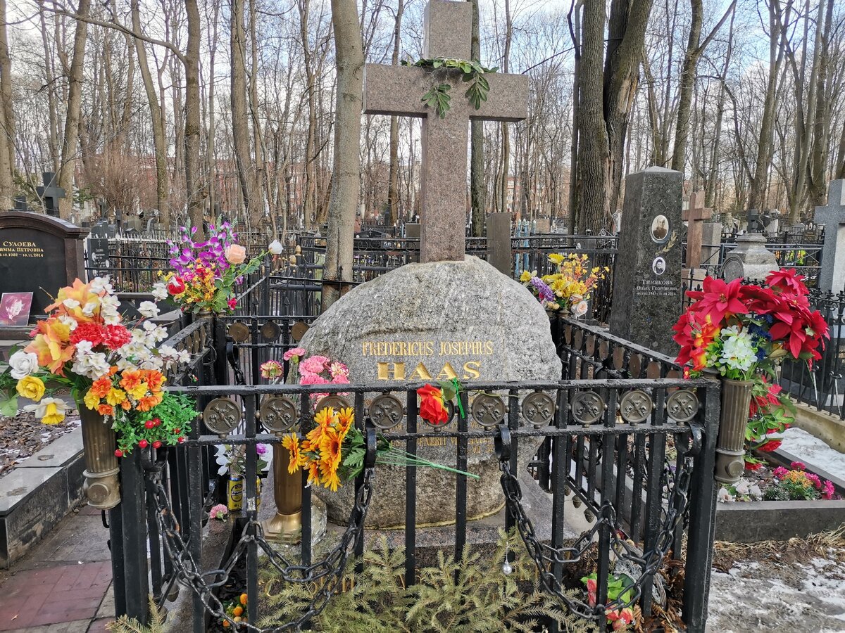 Где похоронят константина кольцова. Могила Лидии Ивановой на Лианозовском кладбище. Могила Павлова Введенское.