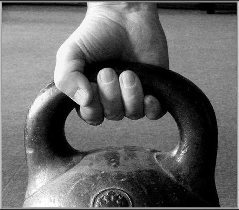 Иногда тяжести приходится поднимать в силу работы 