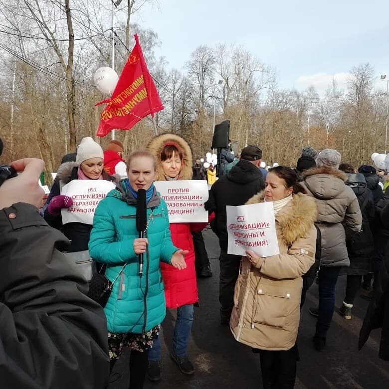 Представители группы "Против закрытия поликлиники филиал 4 ДГП 131" дали интервью СМИ.

