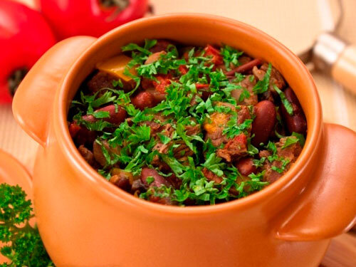 ИНГРЕДИЕНТЫ: ● 500 г говядины (свинины, баранины) ● 200 г фасоли
● 300 г помидоров
● 300 г грибов
● 200 г болгарского перца
● 150 г лука
● соль
● перец
● растительное масло

ПРИГОТОВЛЕНИЕ:
Если Вы не любите фасоль, можно ее не добавлять.Вместо маленьких горшочков можно использовать форму для запекания с крышкой, объемом около 2.5 л.Из указанного количества ингредиентов получается 5 средних горшочков, объемом 500 мл.При подаче посыпьте зеленью - петрушкой, укропом, или зеленым луком.Фасоль замочить на 3-4 часа (лучше на ночь).Отварить фасоль до готовности (точное время приготовления не подскажу, разные сорта фасоли варятся по разному).Лук мелко нарезать.

Мясо нарезать небольшими кусочками.Грибы нарезать небольшими ломтиками.Перец очистить от семян, нарезать соломкой.Помидоры нарезать кубиками.На растительном масле обжарить лук.Добавить мясо, немного обжарить.Добавить грибы, посолить, поперчить. Добавить перец, жарить 5 минут.Добавить помидоры, жарить 2-3 минуты.В горшочки выложить немного мяса.На мясо выложить фасоль.На фасоль выложить мясо.Налить немного воды (около 50 мл).Закрыть крышечкой.Поставить в духовку.
Запекать при температуре 180 градусов в течение часа.