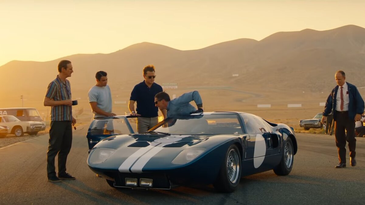 В фильме нам расскажу о том, как конструировался автомобиль Ford GT40, какая машина была взята за её основу и то, какие люди реконструировал её. 