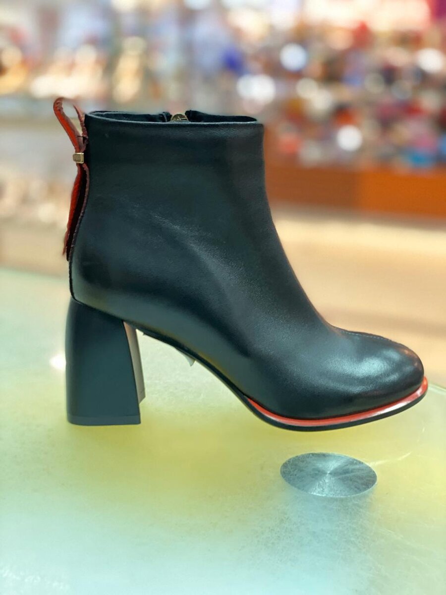 Размер 35-38. Кожа натуральная. Цвет черный. Цена 5950₽.