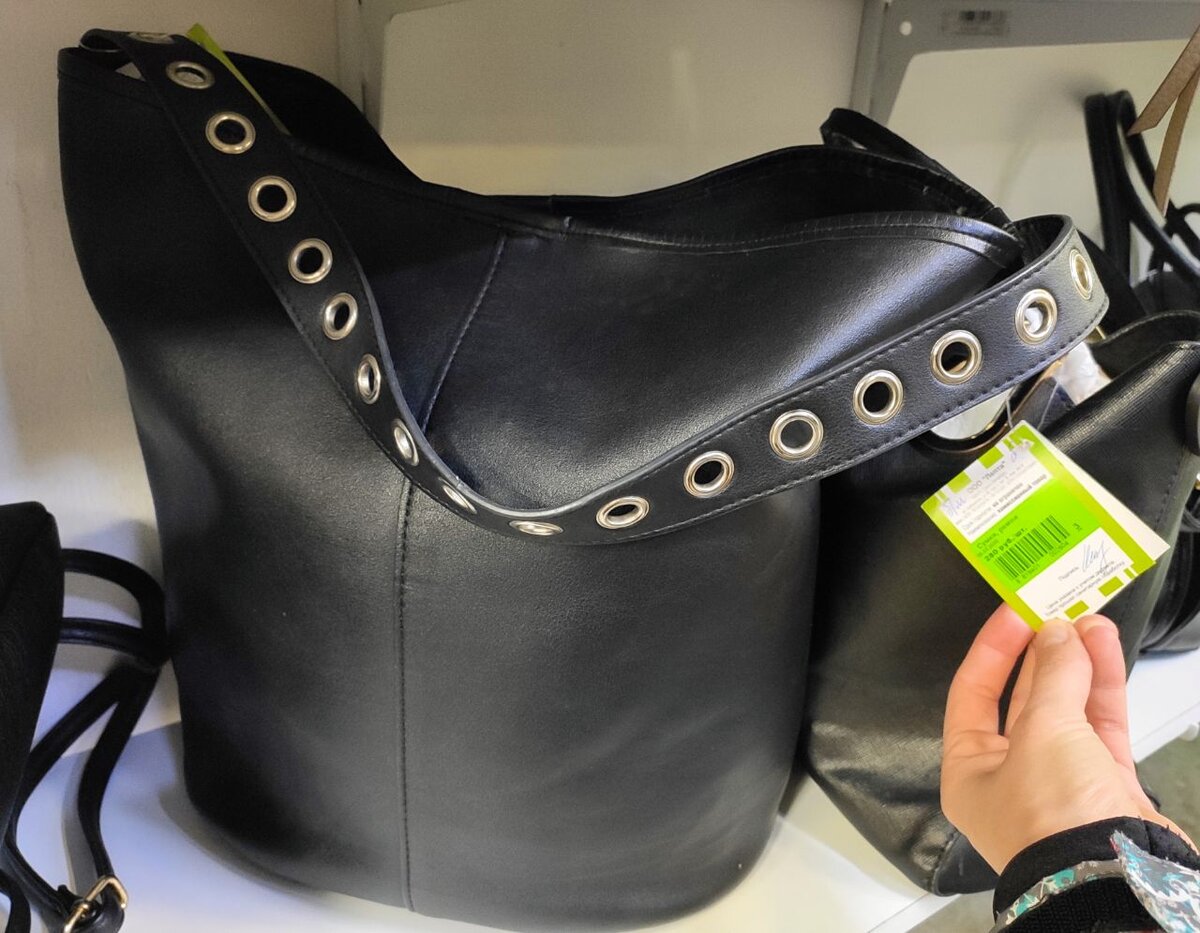 Черная большая сумка с металлическими вставками на ручке ,  цена 280р 