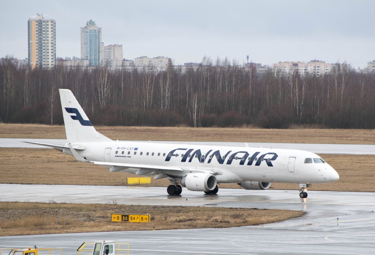 Embraer 190LR, OH-LKF в аэропорту Пулково