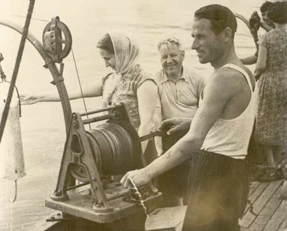 В центре фото мой дед Сергей Михайлович Ляхов на судне "Наука", приписанного к Тольяттинской биостанции. Фото из личного архива. Середина 60-х годов.
