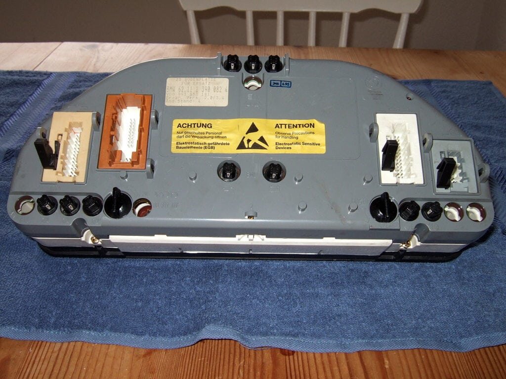 Приборная панель первого поколения (Gen I), устанавливалась на BMW 5 E34 с начала выпуска и до 02/1989.