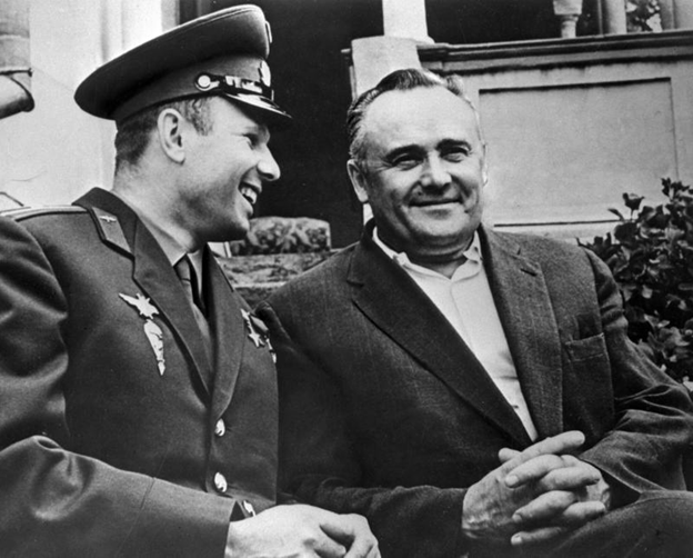 Юрий Гагарин и Сергей Королёв (фото ТАСС)