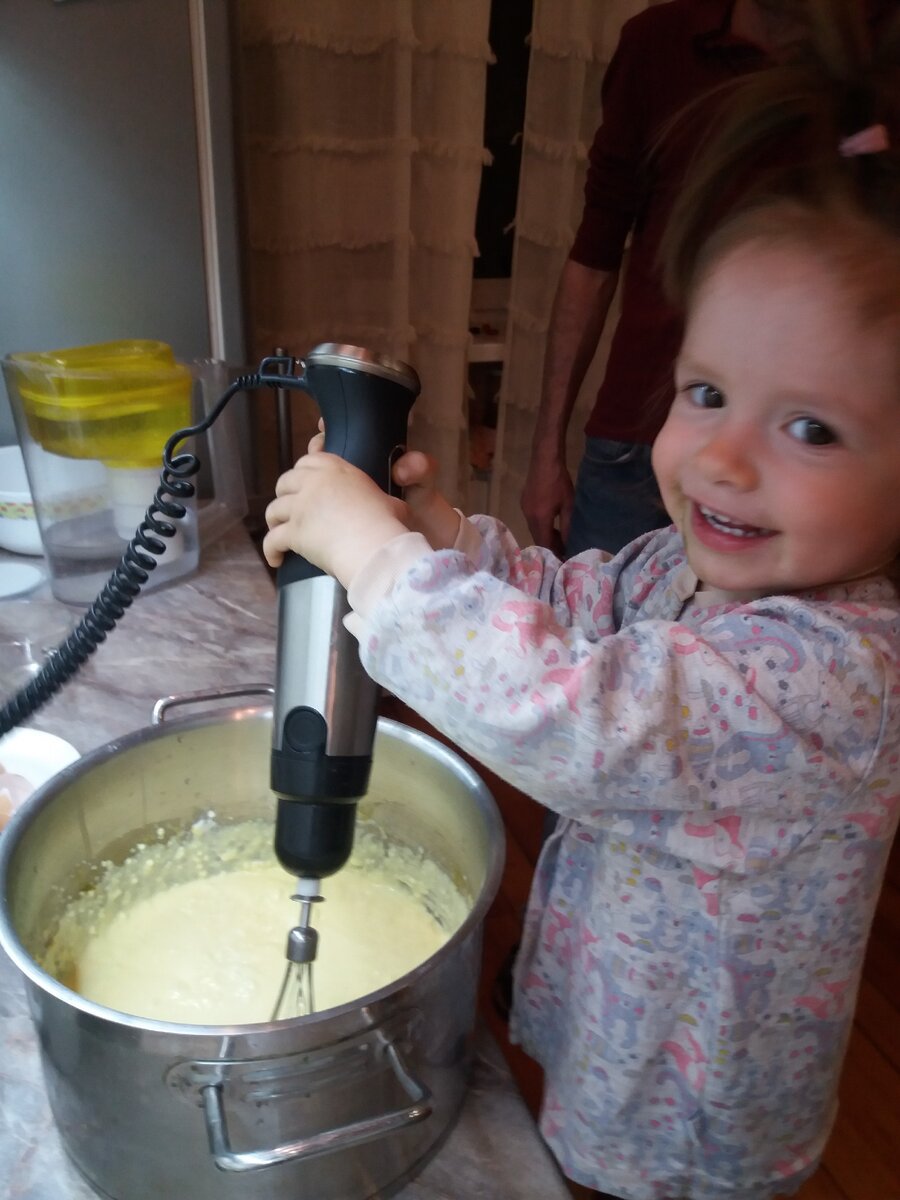 Помощница за работой, листайте галерею