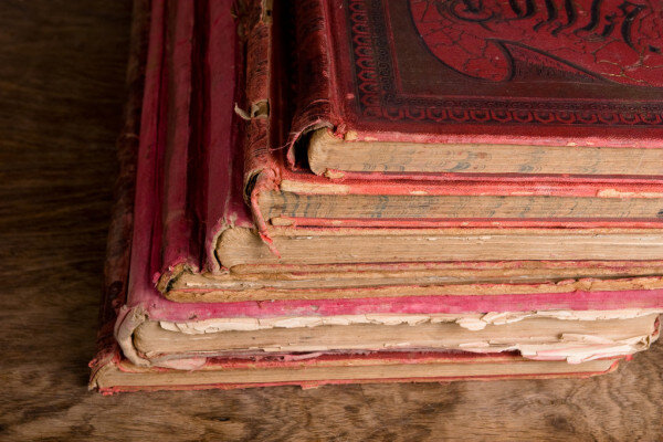 https://static6.depositphotos.com/1103953/619/i/450/depositphotos_6190241-stock-photo-old-red-books.jpg