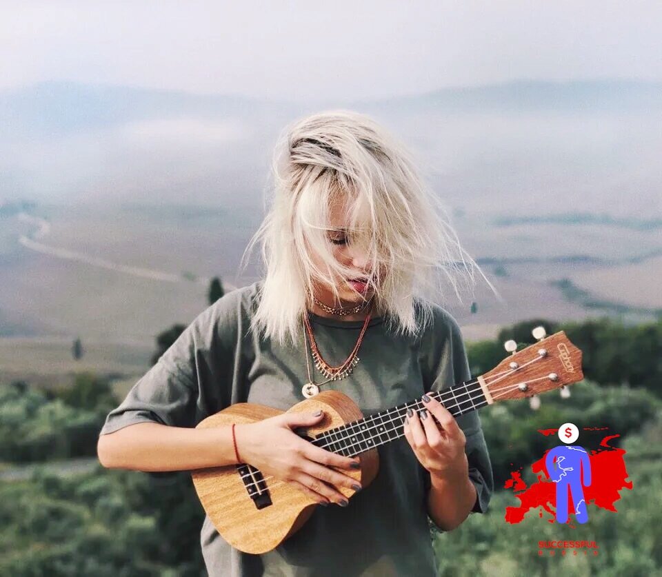Клава Кока играет на укулеле