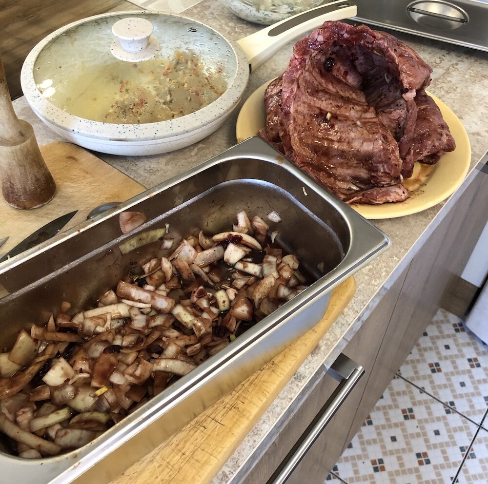 Гастрономическая емкость с маринадом и ребра. 