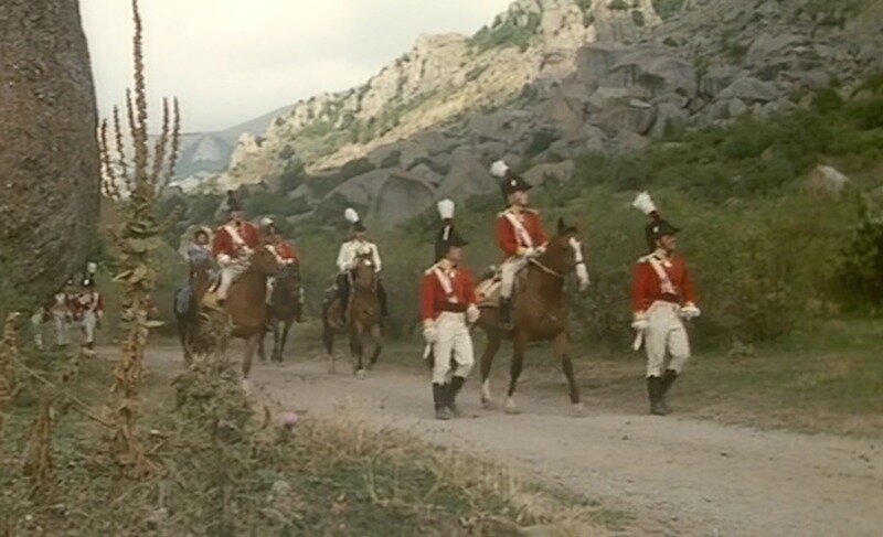 Солдаты британской армии (или украинской) прогуливаются вдоль Демерджи.