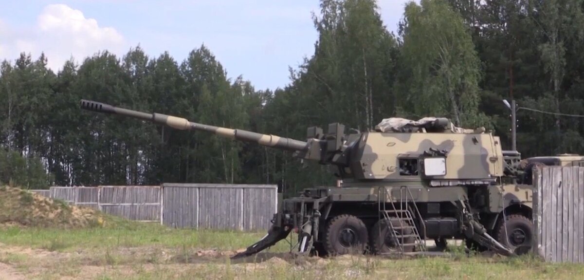 Боевой модуль полностью автономный/без экипажный.Стрелок находятся в кабине,рядом с водителем. 