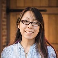 СОВЕТ СПЕЦИАЛИСТАELVINA LUI, MFT
Семейный психотерапевтОткрытые позы указывают на то, что человек расслаблен и ему комфортно. Элвина Луи — семейный психотерапевт — говорит: «Если говорить в общем, девушки, как правило, становятся ближе к парню, когда он им интересен; своим расслабленным языком тела они показывают, что им комфортно и удобно с молодым человеком. К примеру, девушка может расслабить плечи и не скрещивать руки. Но все мы разные, равно как и разное у нас у всех воспитание, так что если девушка не ведет себя в точности так, как описано выше, — это еще ничего не значит».