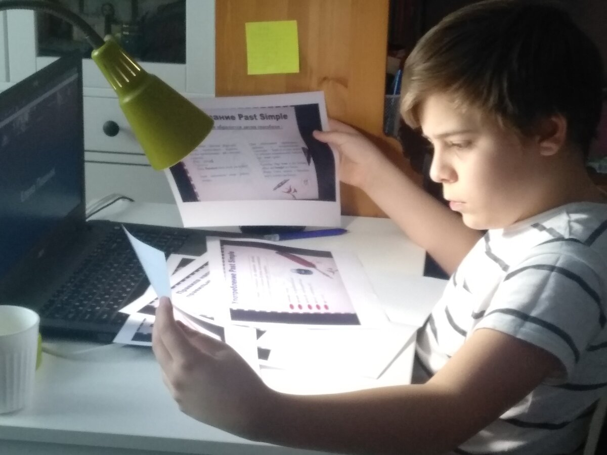 Мне скучать некогда: с утра у меня онлайн уроки.