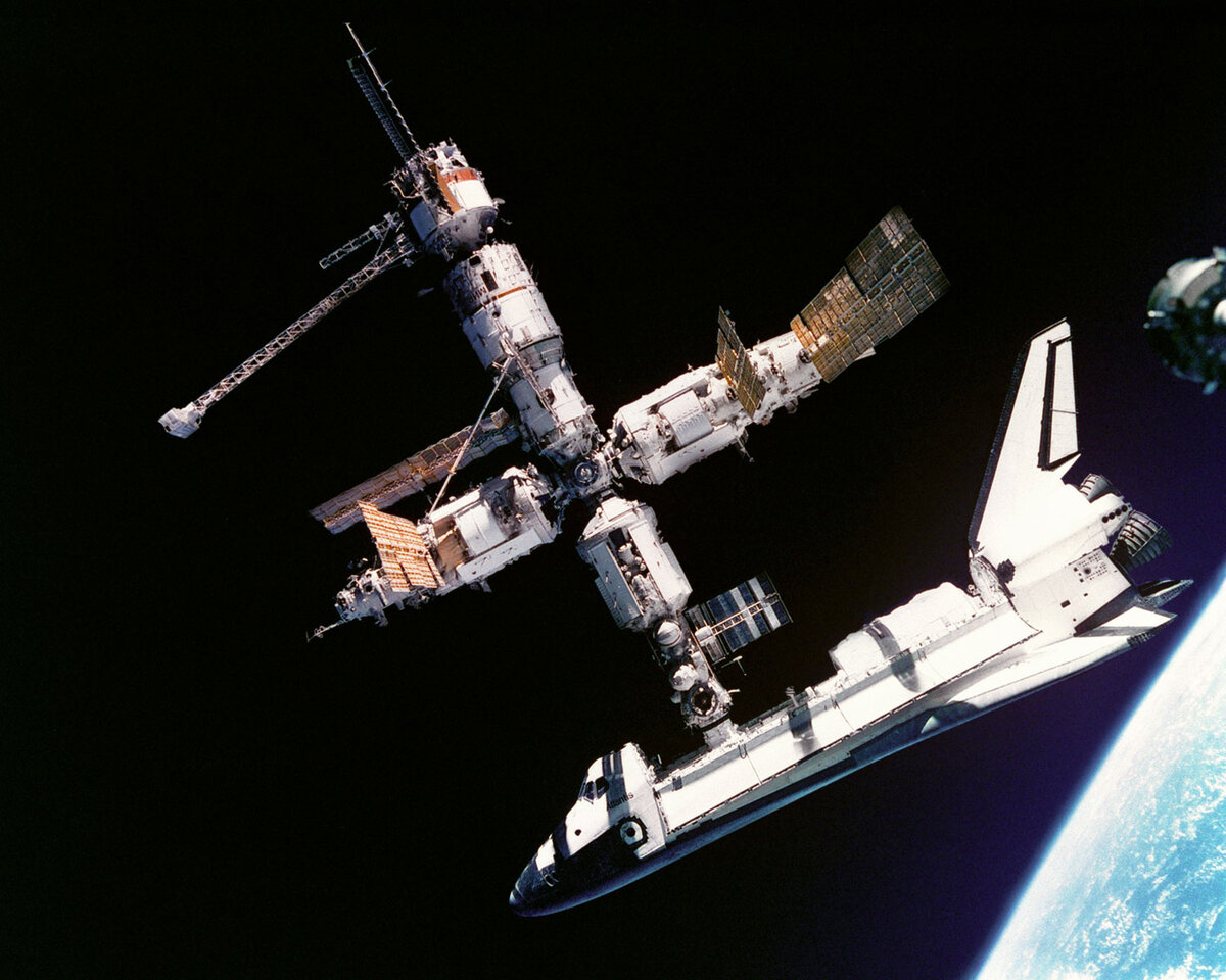 Space Shuttle пристыкованный к орбитальной станции «Мир»