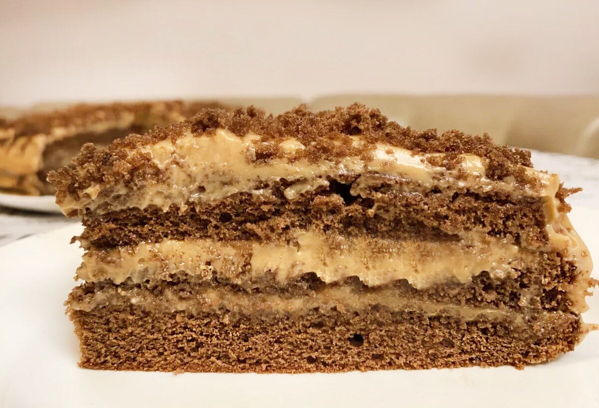 Бисквитный торт с кремом из сгущенки. Кранц со сгущенкой и орехами. Торт со сгущенкой. Уренгойский торт черный принц. Карамельный торт.