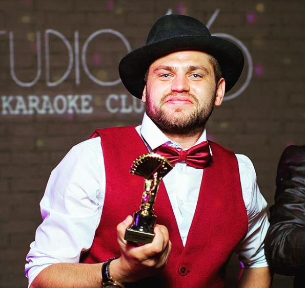 А ведь когда то влезал спокойно в пиджаки и рубашки. 