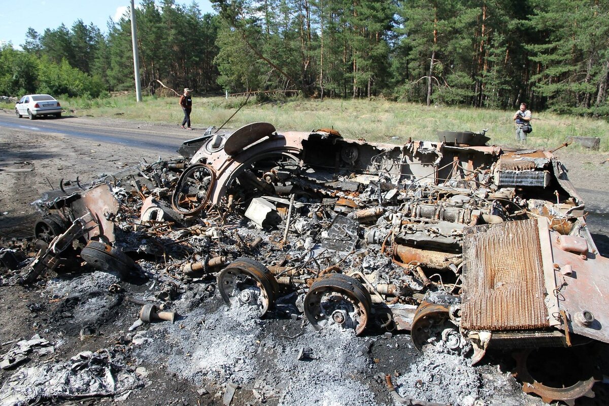 Это сгоревшее БМД-1 с другого военного конфликта. Если алюминиевая броня начинает гореть - от неё остаются только кучки серого пепла.  От машины остаются в основном стальные части - гусеницы и катки.