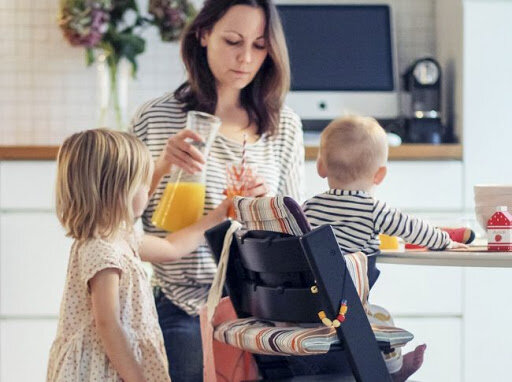 Стульчик для кормления помогает малышу освоиться за семейным столом, а маме – освобождает руки.