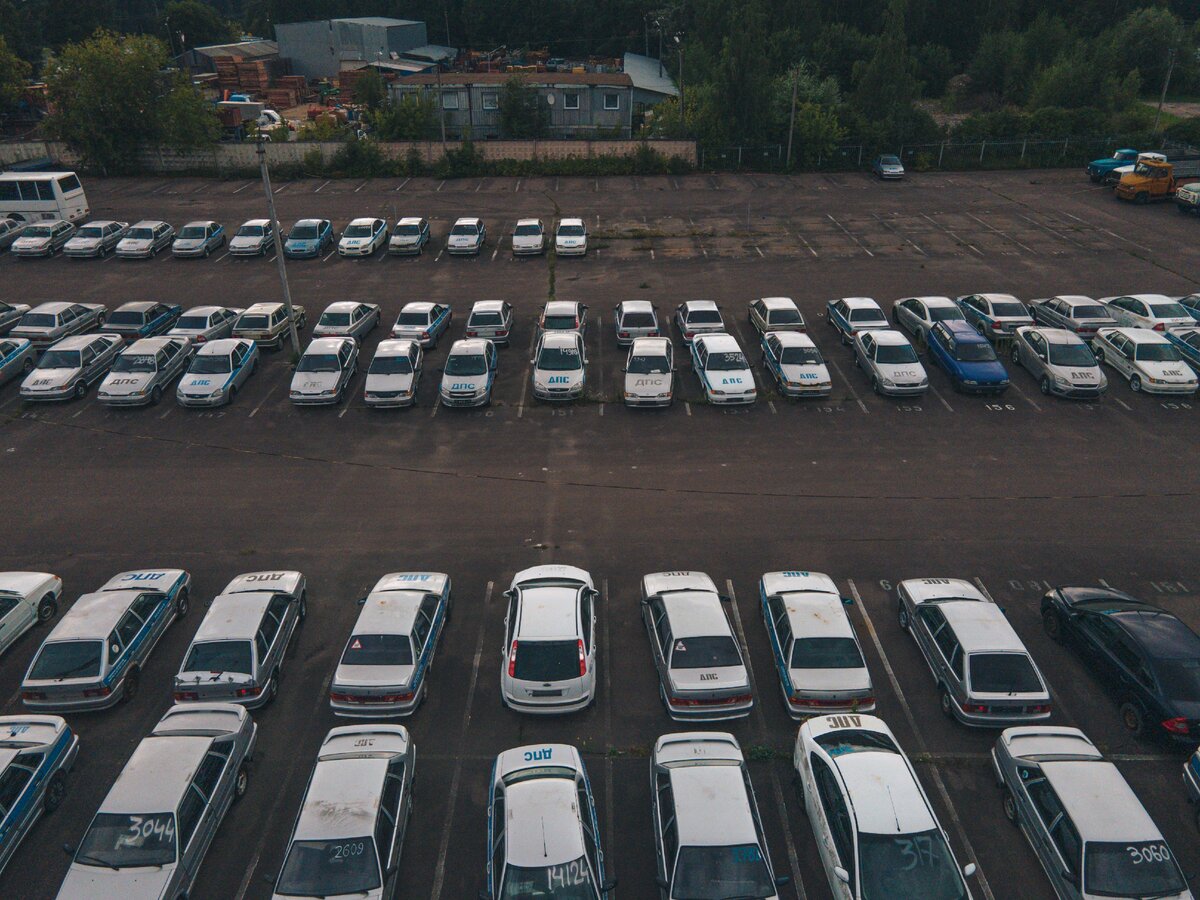 Парковка новая. Стоянка списанных автомобилей. Свалка полицейских автомобилей. Кладбище автомобилей ДПС. Списанные автомобили в России.