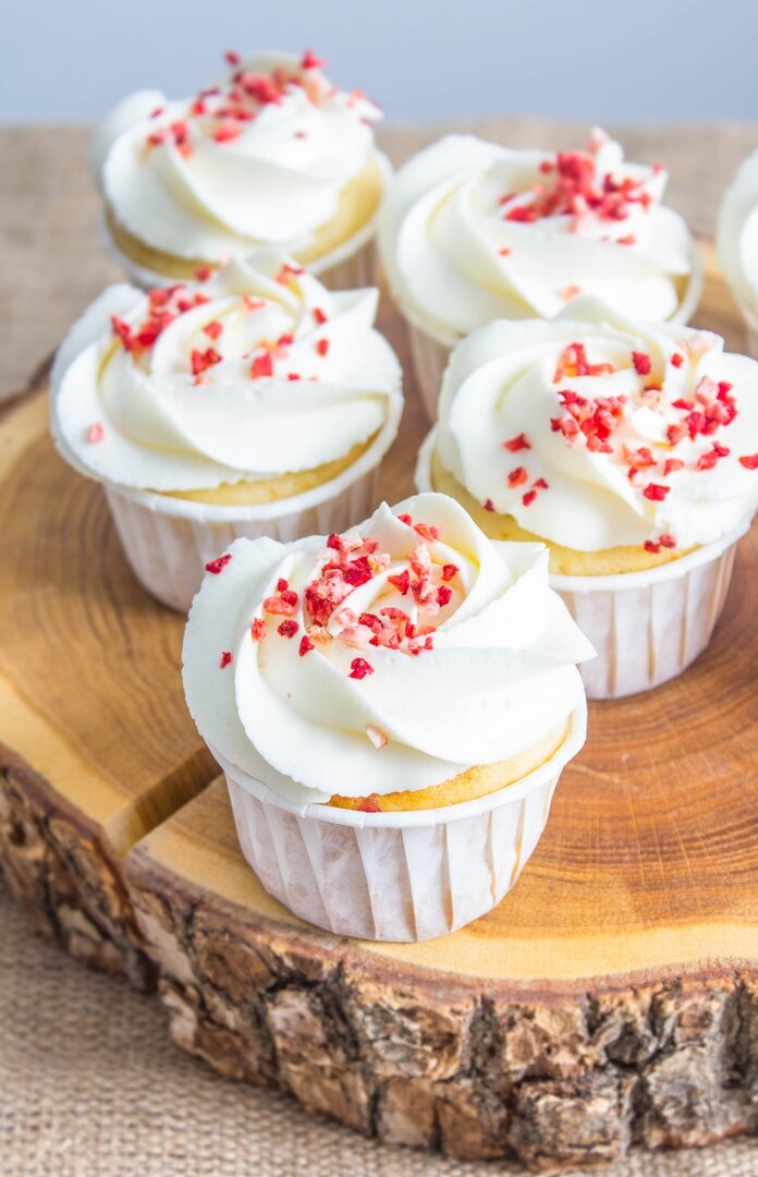 ванильные кексы, вишневый соус, крем-чиз на сливках и сублимированная ягода