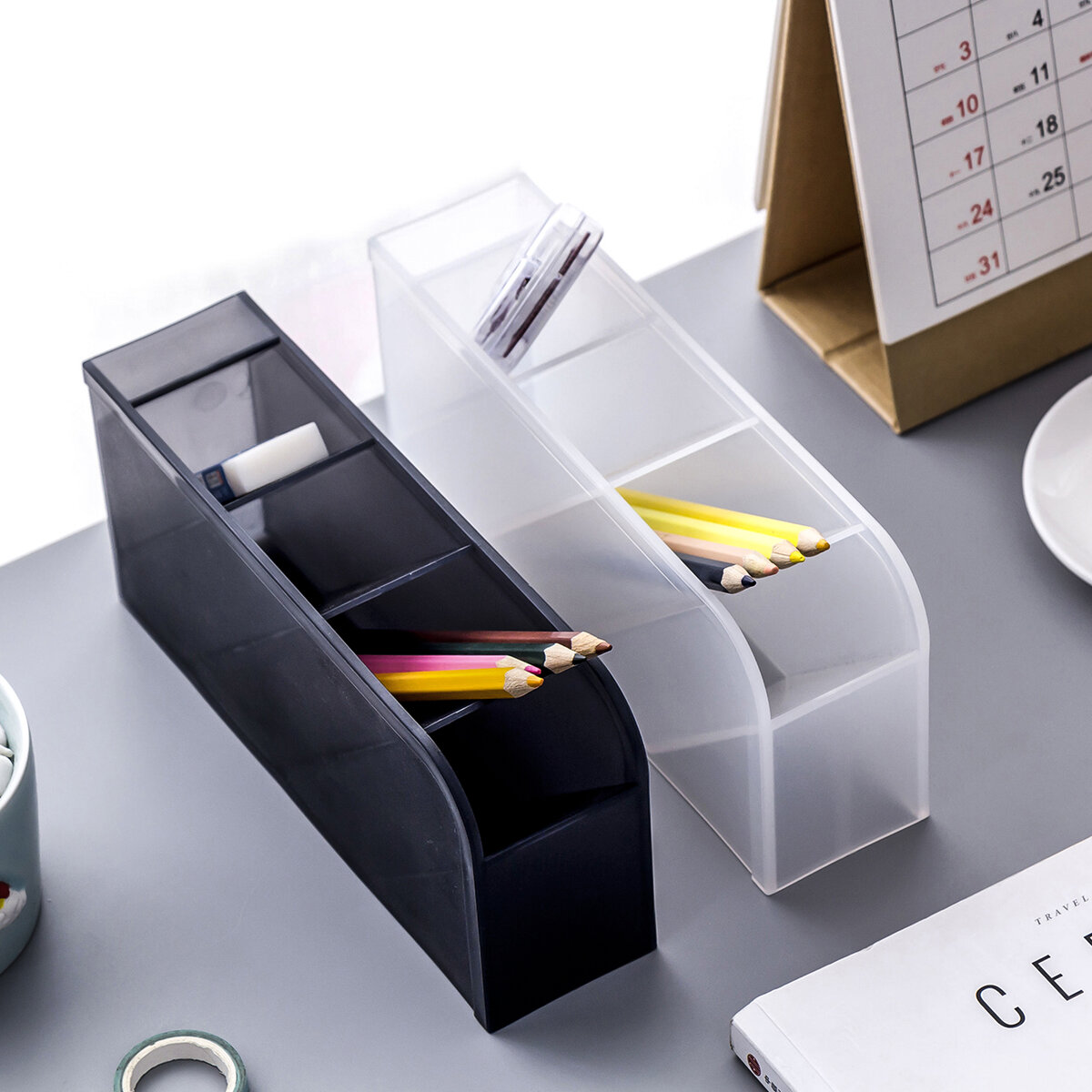 В органайзер можно положить ручки, карандаши и другие предметы.