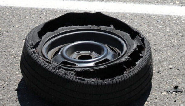 На шоссе у грузовика лопнула шина: движение нарушено