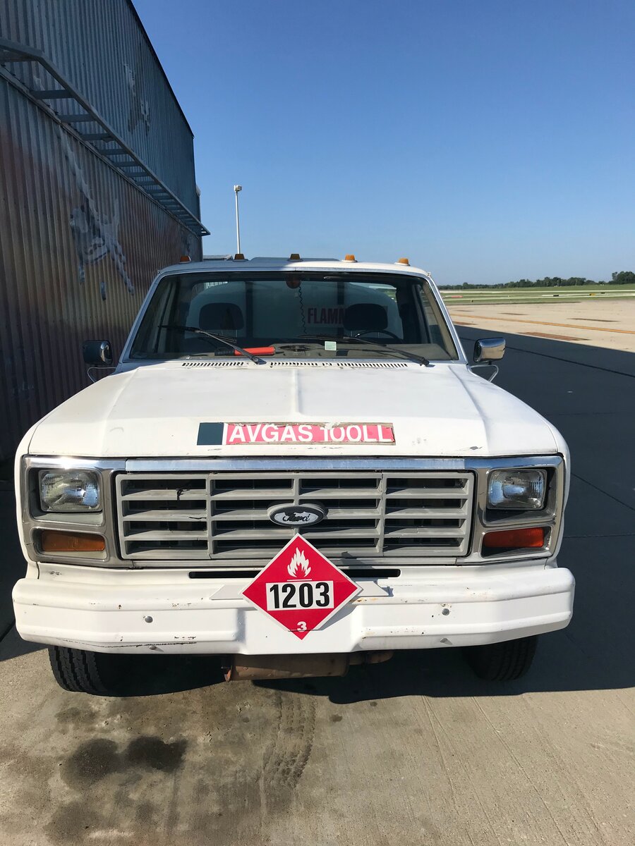 Автозаправщик самолетов в США