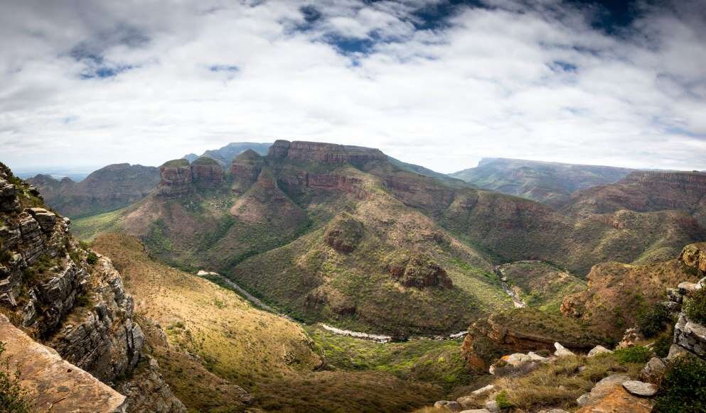 Дракенсбергский эскарп, ЮАР Восточная часть Великого эскарпа отделяет равнины Квазулу-Натал от Лесото. Здесь можно любоваться захватывающими дух видами утесов, долин, водопадов и каньонов.