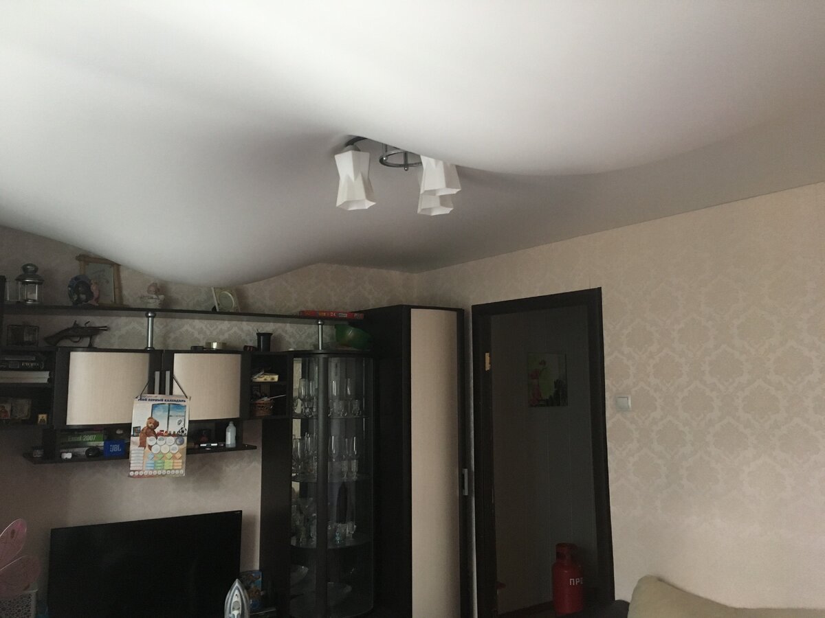 Затопило белый потолок из ПВХ