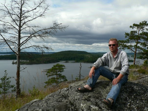 Мой муж - по профессии океанолог,  работает редактором и много сам пишет на самые разные темы.