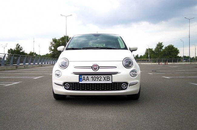Fiat 500 вид спереди
