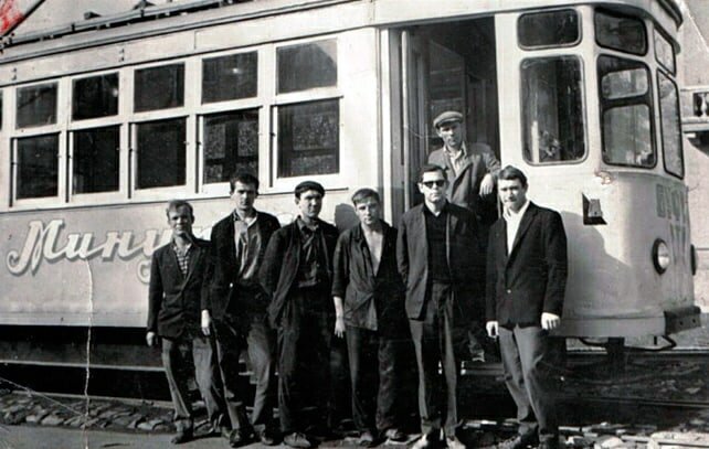 У трамвая-кафе "Минутка" в Енакиево его создатели, август 1968 года, источник фото газета "Енакиевский рабочий"